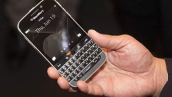 BlackBerry lance un nouveau téléphone, écran carré