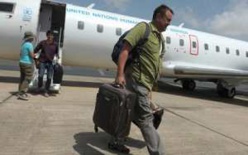 Photo: Un avion du Programme alimentaire mondial (PAM) transportant du personnel humanitaire en provenance de Conakry, a atterri samedi après-midi sur le site du corridor humanitaire. AFP PHOTO / SEYLLOU