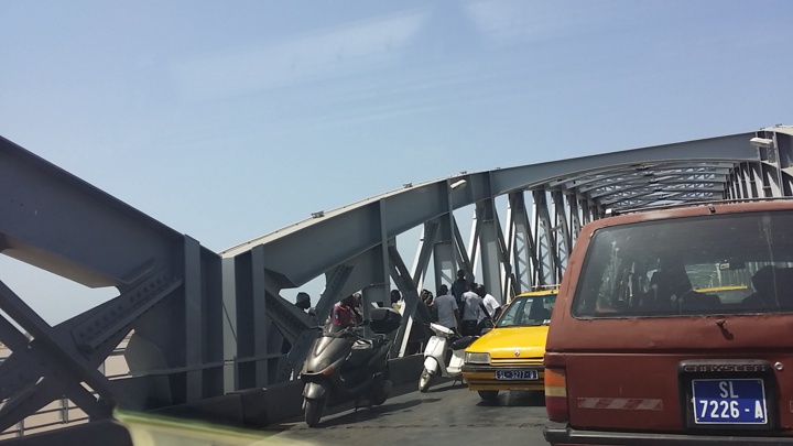 Dernière minute - Accident sur le pont: deux scooters se tamponnent. Dernière minute - Accident sur le pont: deux scooters se tamponnent.