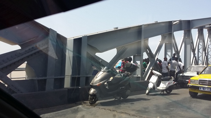 Dernière minute - Accident sur le pont: deux scooters se tamponnent.