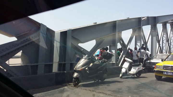 Dernière minute - Accident sur le pont: deux scooters se tamponnent. Dernière minute - Accident sur le pont: deux scooters se tamponnent.