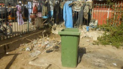 ECOLE KHAYAR MBENGUE (ex Avenue De Gaulle): Les murs transformés en urinoir et en dépotoir d'ordures.  ECOLE KHAYAR MBENGUE (ex Avenue De Gaulle): Les murs transformés en urinoir et en dépotoir d'ordures.