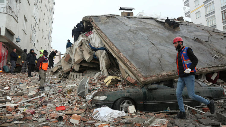 Plus de 2 000 morts en Turquie et en Syrie après un séisme, une nouvelle secousse au sud-est de la Turquie