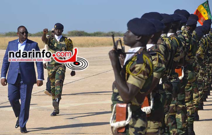 Le Président SALL sur le tarmac de l'aeroport de Saint-Louis, lors de sa dernière visite à Saint-Louis, le 11 février 2014.