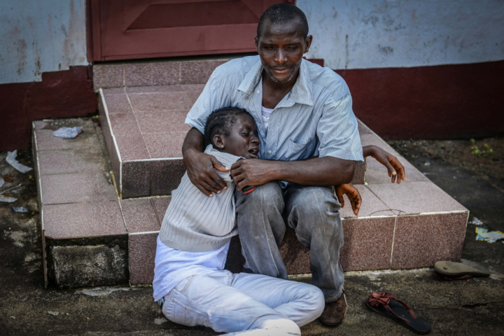 Une famille décimée par le virus Ebola. Monrovia, au Libéria le 10 Octobre, 2014 (Photo: Mohammed Elshamy / Anadolu Agency / Getty Images) Une famille décimée par le virus Ebola. Monrovia, au Libéria le 10 Octobre, 2014 (Photo: Mohammed Elshamy / Anadolu Agency / Getty Images)