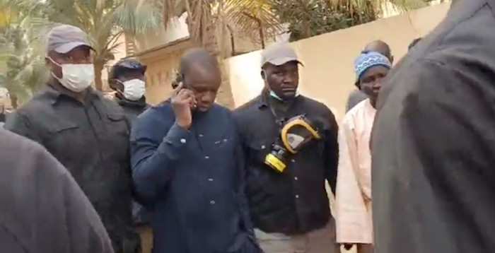 Ousmane Sonko bloqué et gazé en voulant tenir sa conférence de presse (vidéo)