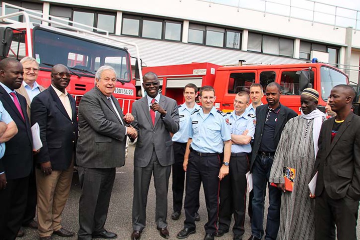 Cheikh Bamba DIEYE, le maire sortant de Saint-Louis recoit des mains de Jean Louis Destans les clés d'engins de secours offerts par le SDIS, lors d'une visite à Toulouse, en juin 2013. Cheikh Bamba DIEYE, le maire sortant de Saint-Louis recoit des mains de Jean Louis Destans les clés d'engins de secours offerts par le SDIS, lors d'une visite à Toulouse, en juin 2013.