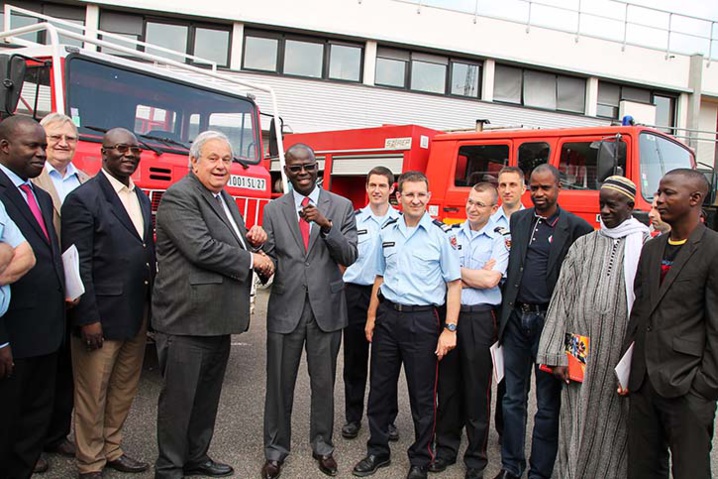 Cheikh Bamba DIEYE, le maire sortant de Saint-Louis recoit des mains de Jean Louis Destans les clés d'engins de secours offerts par le SDIS, lors d'une visite à Toulouse, en juin 2013.