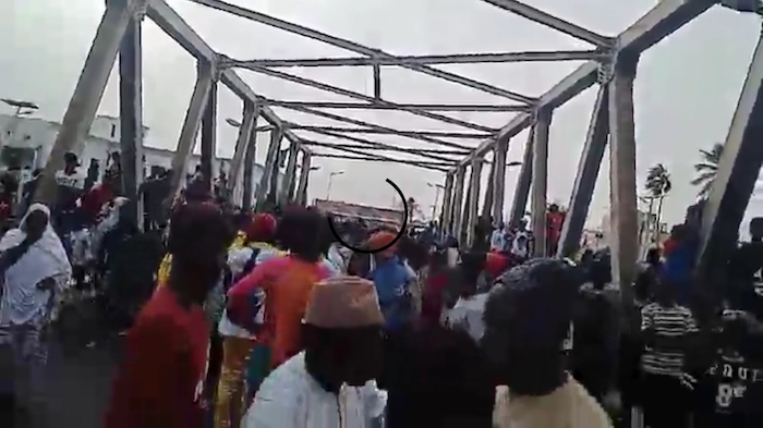 Leurs pirogues chassées de Diatara : des pêcheurs de Saint-Louis bloquent le pont (vidéo)
