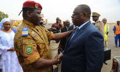 Le Burkina fixe une lente transition