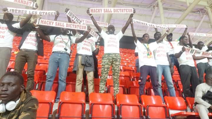 Match Sénégal-Mozambique : arrestation des supporters aux banderoles : « Macky Sall dictateur, Non au 3e mandat… » Match Sénégal-Mozambique : arrestation des supporters aux banderoles : « Macky Sall dictateur, Non au 3e mandat… »