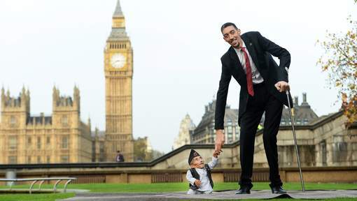 L'homme le plus grand du monde et l'homme le plus petit se sont rencontrés