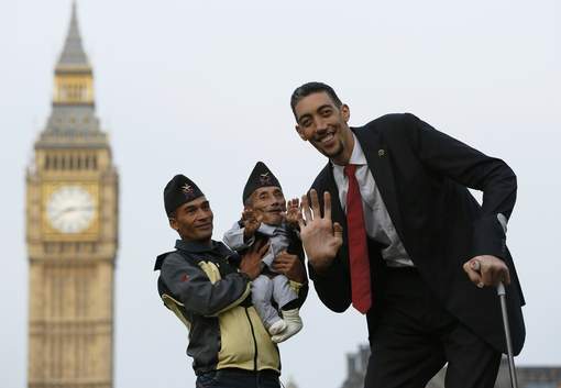 L'homme le plus grand du monde et l'homme le plus petit se sont rencontrés