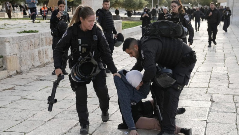 Les forces israéliennes traînent un Palestinien après l’avoir battu et arrêté à l’intérieur de la mosquée al-Aqsa à Jérusalem-Est occupée le 5 avril 2023 (capture d’écran)