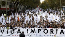 Des dizaines de milliers d'Espagnols manifestent contre l'avortement