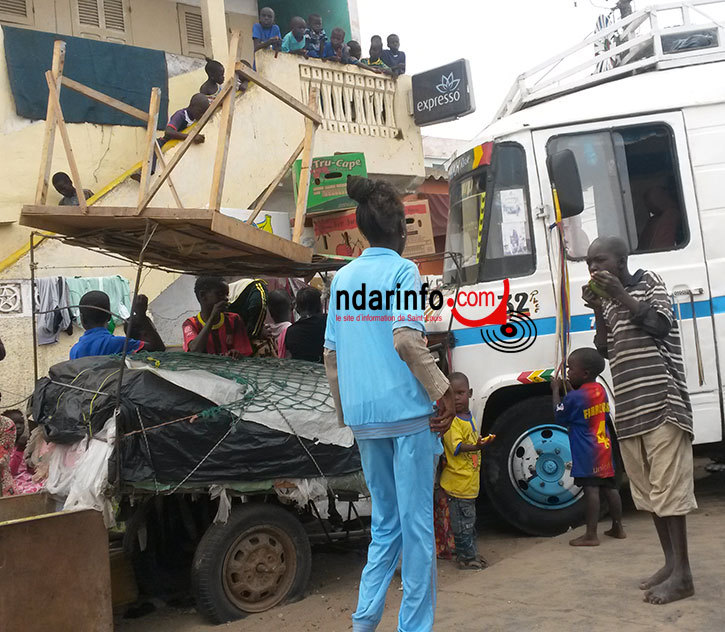 DRAME A GUET-NDAR : un car fonce sur une tente et blesse gravement une dame.