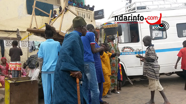 DRAME A GUET-NDAR : un car fonce sur une tente et blesse gravement une dame.