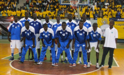 Le Recteur remet des jeux de maillots  aux équipes féminine et masculine de basket-ball de l’UGB, ce mercredi.