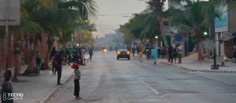 Saint-Louis : l'avenue général de Gaulle bloquée. Un véhicule de la police incendié (photos) Saint-Louis : l'avenue général de Gaulle bloquée. Un véhicule de la police incendié (photos)