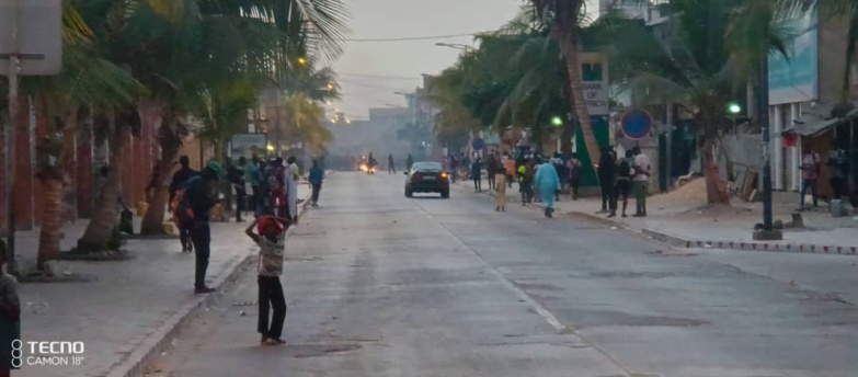 Saint-Louis : l'avenue général de Gaulle bloquée. Un véhicule de la police incendié (photos) Saint-Louis : l'avenue général de Gaulle bloquée. Un véhicule de la police incendié (photos)