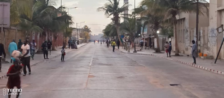Saint-Louis : l'avenue général de Gaulle bloquée. Un véhicule de la police incendié (photos) Saint-Louis : l'avenue général de Gaulle bloquée. Un véhicule de la police incendié (photos)