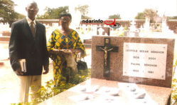 Alioune Badara COULIBALY se recueille sur la tombe de Léopold Sédar Senghor, en compagnie de la fille du Poète-Président