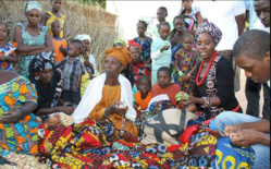 Rama, l'animatrice (à dr.), entourée de villageoises de Pelour qu'elle forme aux techniques de couture. Rama, l'animatrice (à dr.), entourée de villageoises de Pelour qu'elle forme aux techniques de couture. [Zoomer]