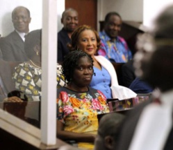 Abidjan (Côte d’Ivoire), hier. Simone Gbagbo (en robe jaune), épouse de l’ancien président ivoirien, est inculpée dans son pays d’« atteinte à la sûreté de l’Etat ». (Reuters/Loïc Gnago.)