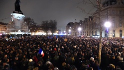 Près de 5000 personnes se sont spontanément rassemblées place de la République à Paris, le 7 janvier, à la suite du massacre perpétré au sein de la rédaction de l'hebdomadaire Charlie Hebdo. Près de 5000 personnes se sont spontanément rassemblées place de la République à Paris, le 7 janvier, à la suite du massacre perpétré au sein de la rédaction de l'hebdomadaire Charlie Hebdo.
