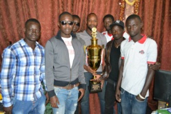 VICTORIEUSE AUX PHASES RÉGIONALES : l’ASC COSMOS avec un trophée, mais sans enveloppe. Les supporters furieux. VICTORIEUSE AUX PHASES RÉGIONALES : l’ASC COSMOS avec un trophée, mais sans enveloppe. Les supporters furieux.