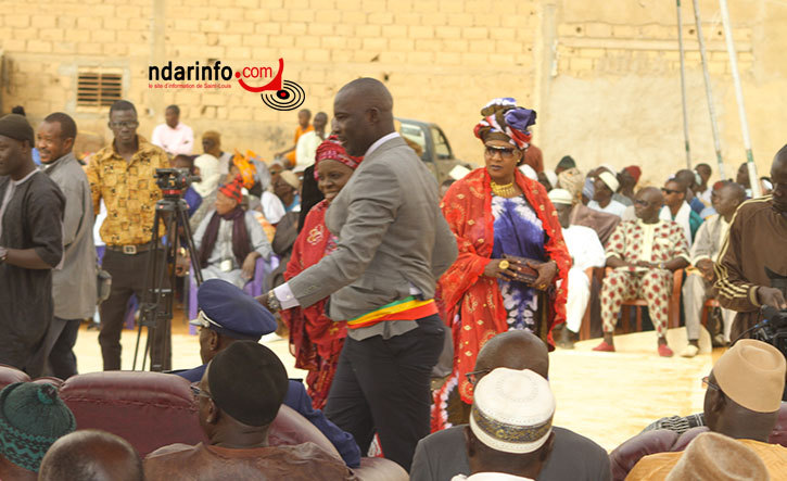 INDIGNEZ-VOUS: le ministre devance et accueille la délégation de la Commune de Saint-Louis, en pleine cérémonie d’inauguration à Ross-Béthio. Regardez! 