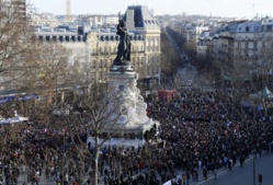 A 13h15, la place de la République est déjà noire de monde, soit pratiquement 2 heures avant la début de la «marche républicaine». (Photo Bertrand Guay. AFP) A 13h15, la place de la République est déjà noire de monde, soit pratiquement 2 heures avant la début de la «marche républicaine». (Photo Bertrand Guay. AFP)