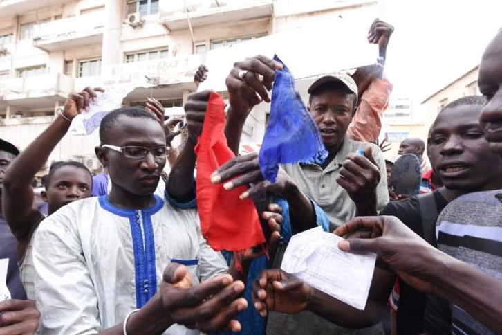 Des manifestants sénégalais brûlent un drapeau français, le 16 janvier 2015 à Dakar, pour protester contre la publication d'une caricature de Mahomet par Charlie Hebdo (Photo Seyllou. AFP)