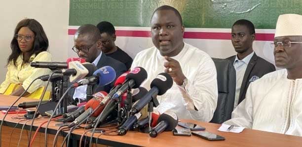 Non candidature de Macky Sall: Yewwi Askan Wi prend acte et demande à tout un chacun, de rester vigilant Non candidature de Macky Sall: Yewwi Askan Wi prend acte et demande à tout un chacun, de rester vigilant