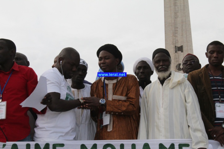 Photos-Des milliers de musulmans rassemblés à Dakar pour dénoncer les caricatures de Carlie Hebdo