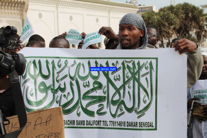 Photos-Des milliers de musulmans rassemblés à Dakar pour dénoncer les caricatures de Carlie Hebdo
