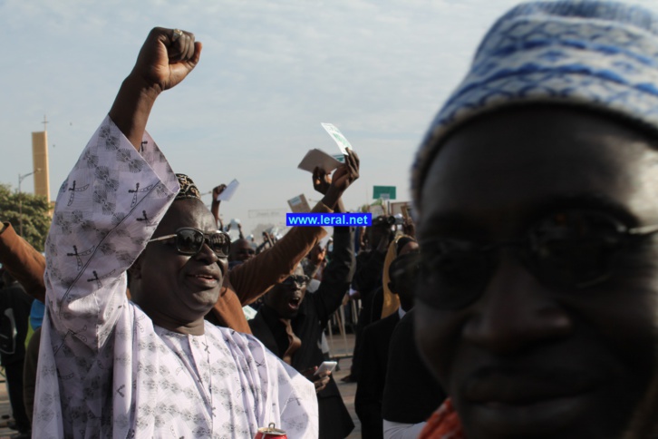Photos-Des milliers de musulmans rassemblés à Dakar pour dénoncer les caricatures de Carlie Hebdo