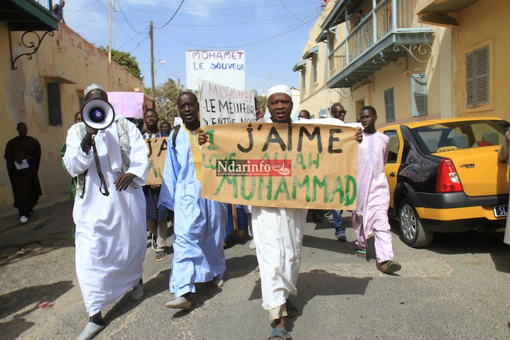 (Photos) Des associations islamiques marchent contre les caricatures de Charlie Hebdo.