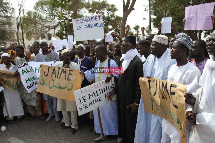 (Photos) Des associations islamiques marchent contre les caricatures de Charlie Hebdo.