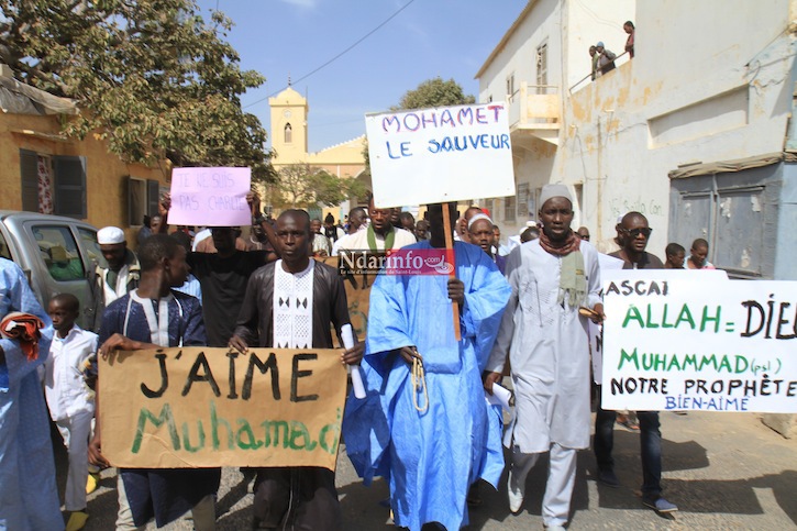 (Photos) Des associations islamiques marchent contre les caricatures de Charlie Hebdo.