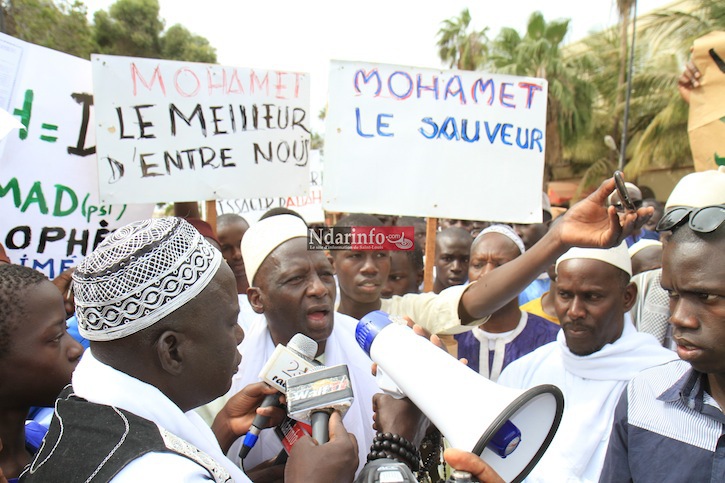 (Photos) Des associations islamiques marchent contre les caricatures de Charlie Hebdo.
