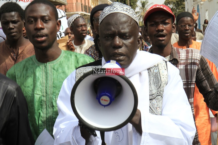 (Photos) Des associations islamiques marchent contre les caricatures de Charlie Hebdo.