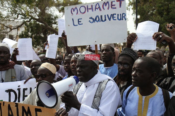 (Photos) Des associations islamiques marchent contre les caricatures de Charlie Hebdo.