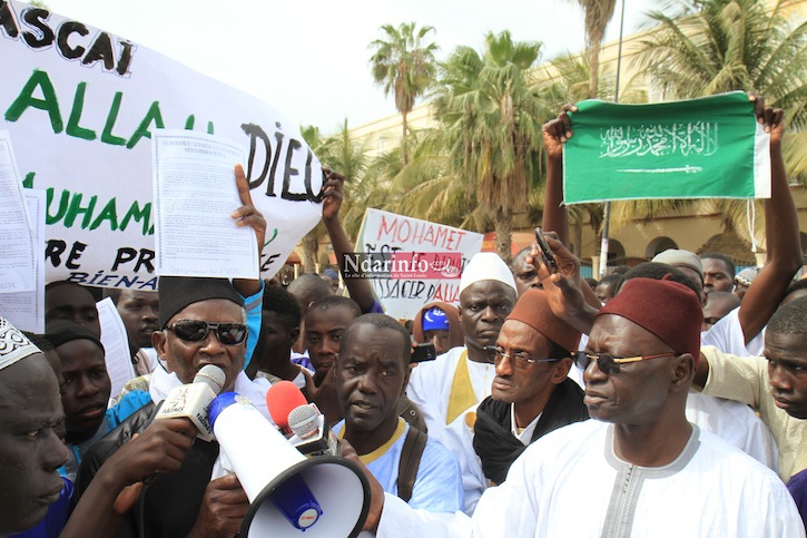 (Photos) Des associations islamiques marchent contre les caricatures de Charlie Hebdo.