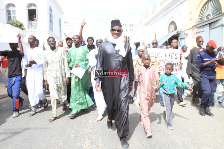 (Photos) Des associations islamiques marchent contre les caricatures de Charlie Hebdo.