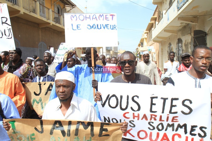 (Photos) Des associations islamiques marchent contre les caricatures de Charlie Hebdo.
