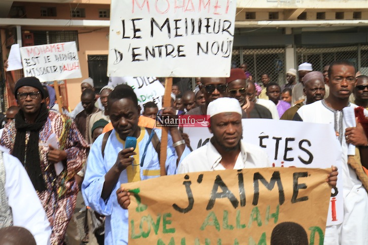 (Photos) Des associations islamiques marchent contre les caricatures de Charlie Hebdo.