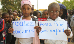 ACCIDENT À NGALLELE – MESSAGES PATHÉTIQUES DES ÉLÈVES : "Nous voulons un dos d’âne", "Respectez le Code de la route", "Roulez doucement".