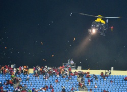 Le match entre le Ghana et la Guinée - équatoriale a été interrompu à la 83e minute. La police a déployé un hélicoptère pour disperser les fans. Le match entre le Ghana et la Guinée - équatoriale a été interrompu à la 83e minute. La police a déployé un hélicoptère pour disperser les fans.