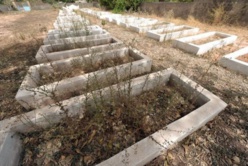 Des gendarmes et sapeurs-pompiers débarquent dans un cimetière et emportent la dépouille du défunt maire de Banjul Des gendarmes et sapeurs-pompiers débarquent dans un cimetière et emportent la dépouille du défunt maire de Banjul